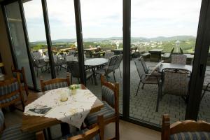 A restaurant or other place to eat at Bobhaus Winterberg