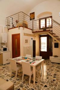 sala de estar con mesa y sillas y escalera en Casa Du Mattneer, en Matera