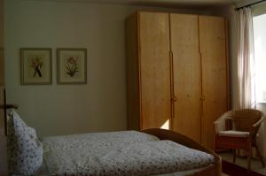 
Ein Bett oder Betten in einem Zimmer der Unterkunft Gästehaus Eulennest
