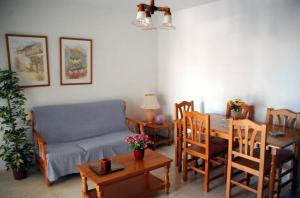 salon z kanapą i stołem w obiekcie Apartamentos los Boliches w mieście Puerto de Mazarrón