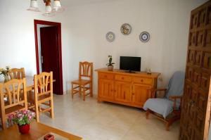 Telewizja i/lub zestaw kina domowego w obiekcie Apartamentos los Boliches
