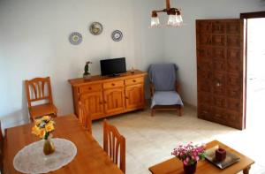 Telewizja i/lub zestaw kina domowego w obiekcie Apartamentos los Boliches