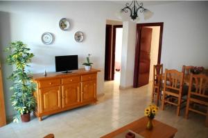 Telewizja i/lub zestaw kina domowego w obiekcie Apartamentos los Boliches
