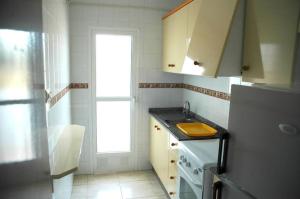 Kuchnia lub aneks kuchenny w obiekcie Apartamentos los Boliches