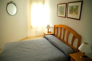 Łóżko lub łóżka w pokoju w obiekcie Apartamentos los Boliches