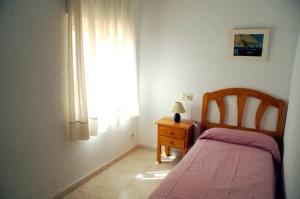 Łóżko lub łóżka w pokoju w obiekcie Apartamentos los Boliches