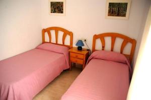 Łóżko lub łóżka w pokoju w obiekcie Apartamentos los Boliches
