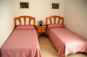 Łóżko lub łóżka w pokoju w obiekcie Apartamentos los Boliches