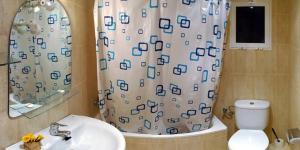 Łazienka w obiekcie Apartamentos los Boliches