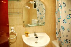 łazienka z umywalką i lustrem w obiekcie Apartamentos los Boliches w mieście Puerto de Mazarrón +30 zdjęć