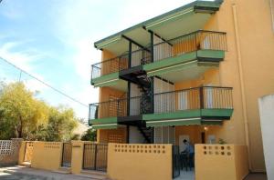 budynek z balkonami z boku w obiekcie Apartamentos los Boliches w mieście Puerto de Mazarrón