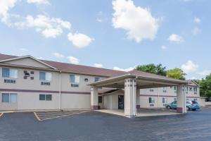 aury inn suites on the park parking lot at Econo Lodge in Chillicothe