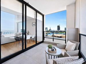 Waterfront Luxury Apartment with City Views, Sydney (updated prices 2027)