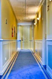 an empty hallway with yellow walls and a door at Hotel Alda Mercado de Zamora in Zamora