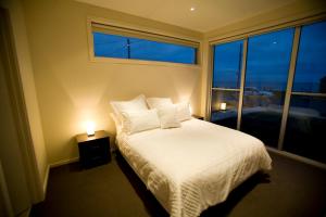 Un pat sau paturi într-o cameră la Aloha Beachfront Port Fairy