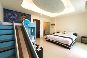 1 dormitorio con 1 cama grande y un tobogán en Tang Xin Bao Bei, en Wujie