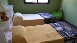 Habitación con 2 camas y sofá en Casa Rossi en Rafaela