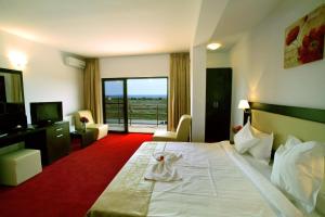 Una habitación de hotel con una cama con una toalla. en Pension Siera, en Mamaia Nord – Năvodari