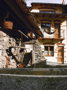 un edificio con una scala di fronte di Le Village a Montjovet