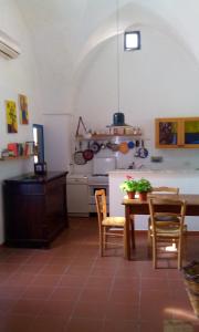 CannoleにあるCasa Paolaのキッチン(テーブル、椅子付)