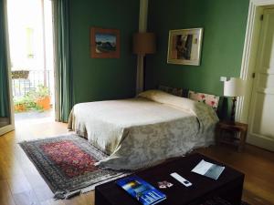 a bedroom with a bed and a table in a room at B&B Case a San Matteo in Marsala