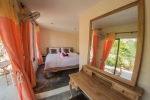 Postel nebo postele na pokoji v ubytování El Greco Bungalows Koh Lanta