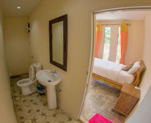 een badkamer met een wastafel, een toilet en een bed bij El Greco Bungalows Koh Lanta in Koh Lanta