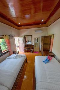 Postel nebo postele na pokoji v ubytování El Greco Bungalows Koh Lanta