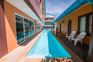 Bazén v ubytování Lanta Fevrier Resort nebo v jeho okolí