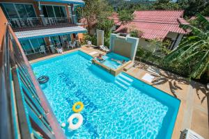 Bazén v ubytování Lanta Fevrier Resort nebo v jeho okolí