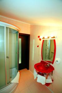 y baño con lavabo rojo y ducha. en Pension Siera, en Mamaia Nord – Năvodari