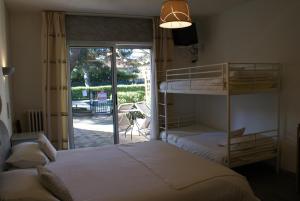 Ένα ή περισσότερα κρεβάτια σε δωμάτιο στο Le Petit Manoir Logis