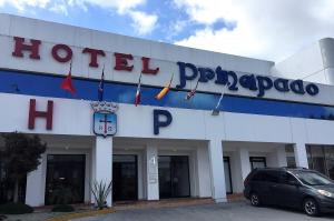 eine Hotel-Papaya mit einem davor geparkt in der Unterkunft Hotel Principado Tijuana Aeropuerto in Tijuana