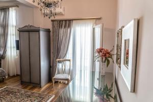 uma sala de estar com uma cadeira e uma janela em Le Bijou Luxury Rooms & Suites em Veria