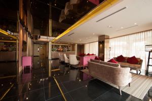 una sala de estar con un sofá y una mesa en SGI Vacation Club Hotel, en Melaka