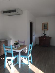 a dining room with a table and two chairs at B&B Le Farfalle in Onno