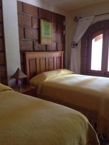 En eller flere senge i et værelse på Hotel El Portón