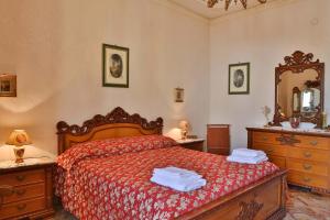 1 dormitorio con cama, tocador y espejo en Vento di Tramontana, en Agrigento