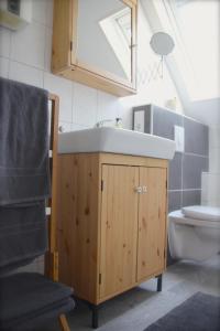ein Bad mit einem Waschbecken und einem WC in der Unterkunft Ferienwohnung Kirchturmblick Euren in Trier