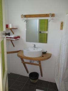 y baño con lavabo y espejo. en Le Jardin de L'isle en Ifaty