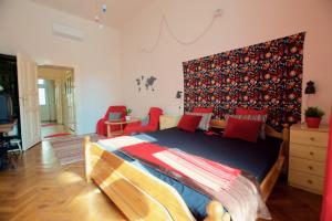 ブダペストにあるBudget Apartment by Hi5 - Üllői 36のベッドルーム1室(大型ベッド1台、カラフルなヘッドボード付)