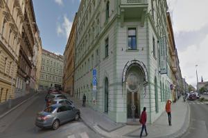 budynek z samochodami zaparkowanymi po stronie ulicy w obiekcie Central Station Studios w Pradze +26 zdjęć