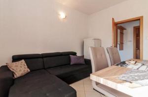 salon z czarną kanapą i stołem w obiekcie Apartments Andrej w mieście Zadar