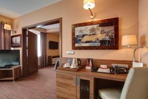 TV a/nebo společenská místnost v ubytování Haston City Hotel