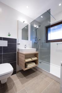 Bilik mandi di Hotel Altmünsterhof