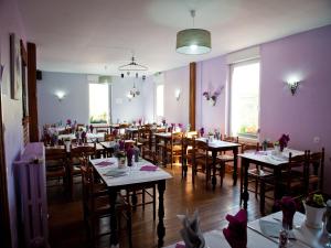 Ресторант или друго място за хранене в Logis Hotel Restaurant Le Relais Fleuri