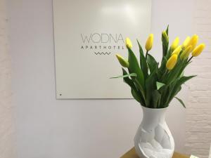 ポズナンにあるAparthotel Wodnaの黄色い花瓶