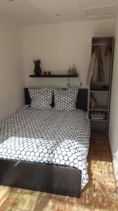 サン・レミ・ド・プロヴァンスにあるLes Jasminsのベッドルーム1室(白黒のベッド1台付)