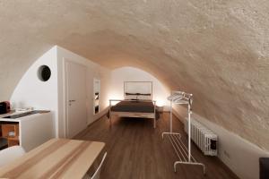 une chambre avec un lit au milieu d'un tunnel dans l'établissement La Chiocciola sui Sassi, à Matera