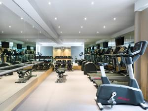 una palestra con tapis roulant e macchine ellittiche di 99 Bonham a Hong Kong